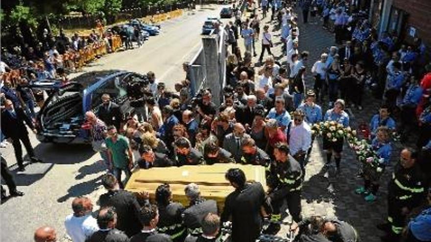 L&#039;arribada d&#039;un dels fèretres a l&#039;exterior del poliesportiu d&#039;Ascoli Piceno, on es va celebrar el funeral.