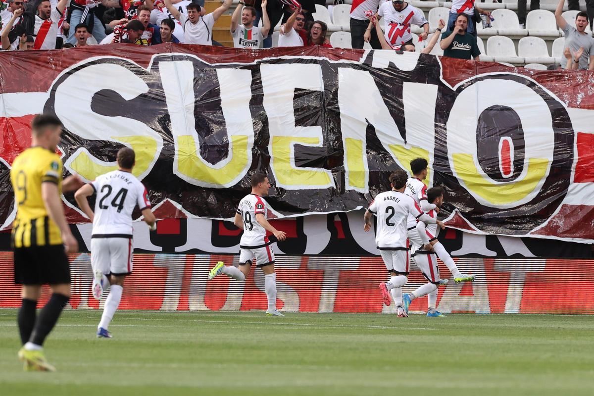 El Rayo golea al AEK y se acerca a semifinales.