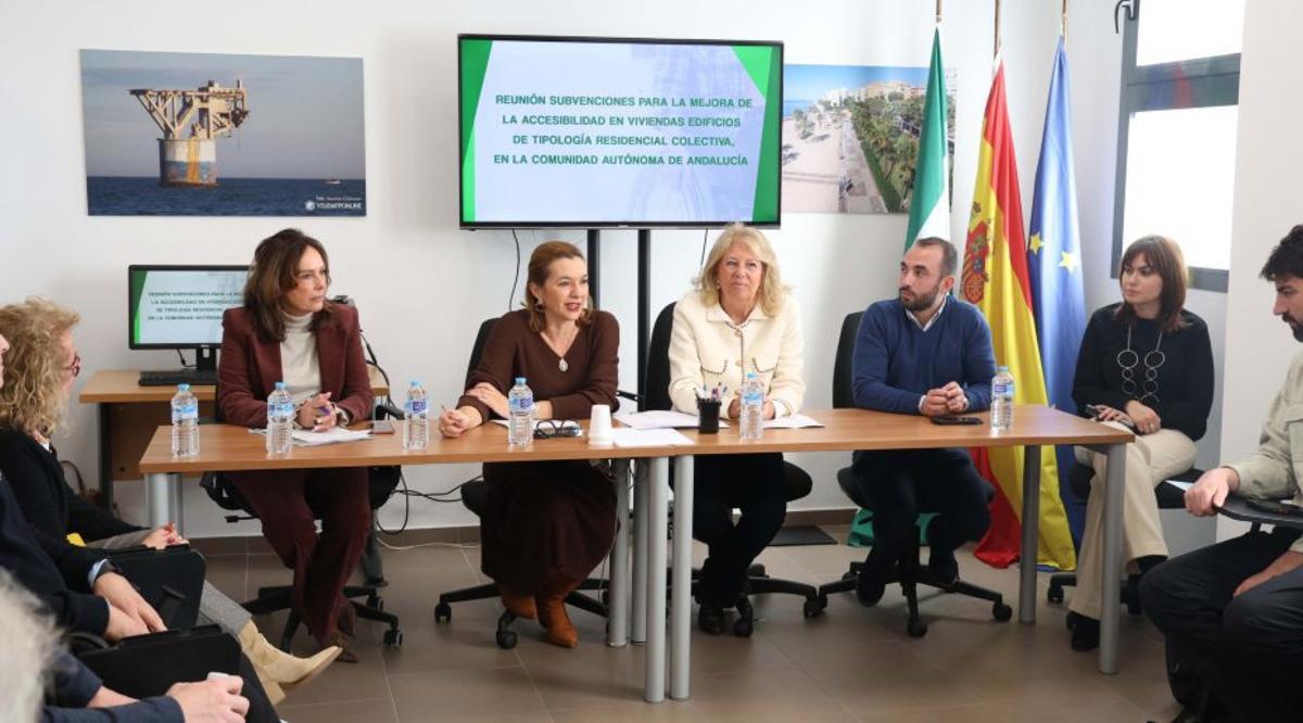 Un momento de la reunión entre los vecinos y la delegada de Fomento. | L.O.