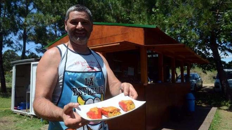 Daniel Otero mostrando sus pimientos rellenos de marisco. // N. Parga