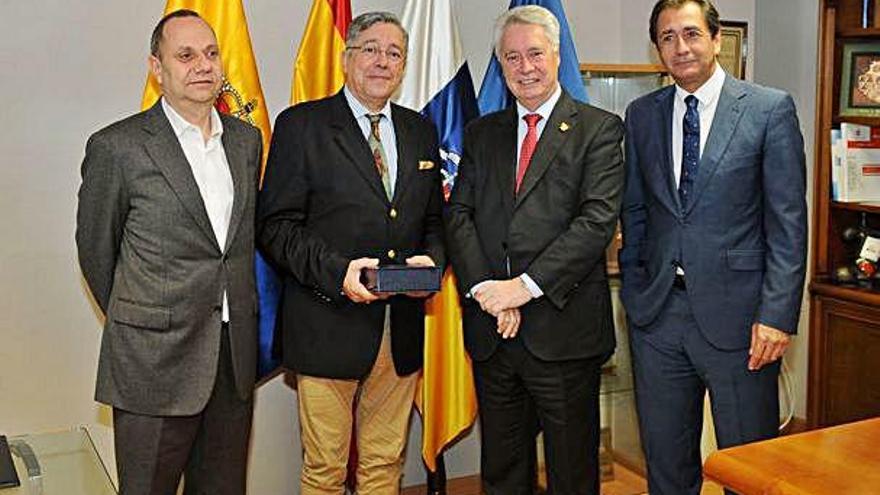 Los representantes madeirenses con Sánchez Tinoco y Luis Padrón.