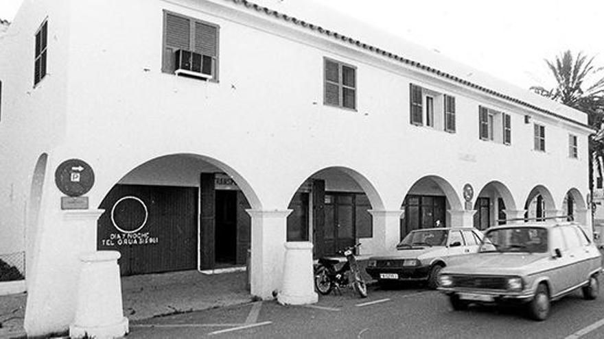 El edificio La Bomba, ubicado en los Andenes del puerto de Ibiza.