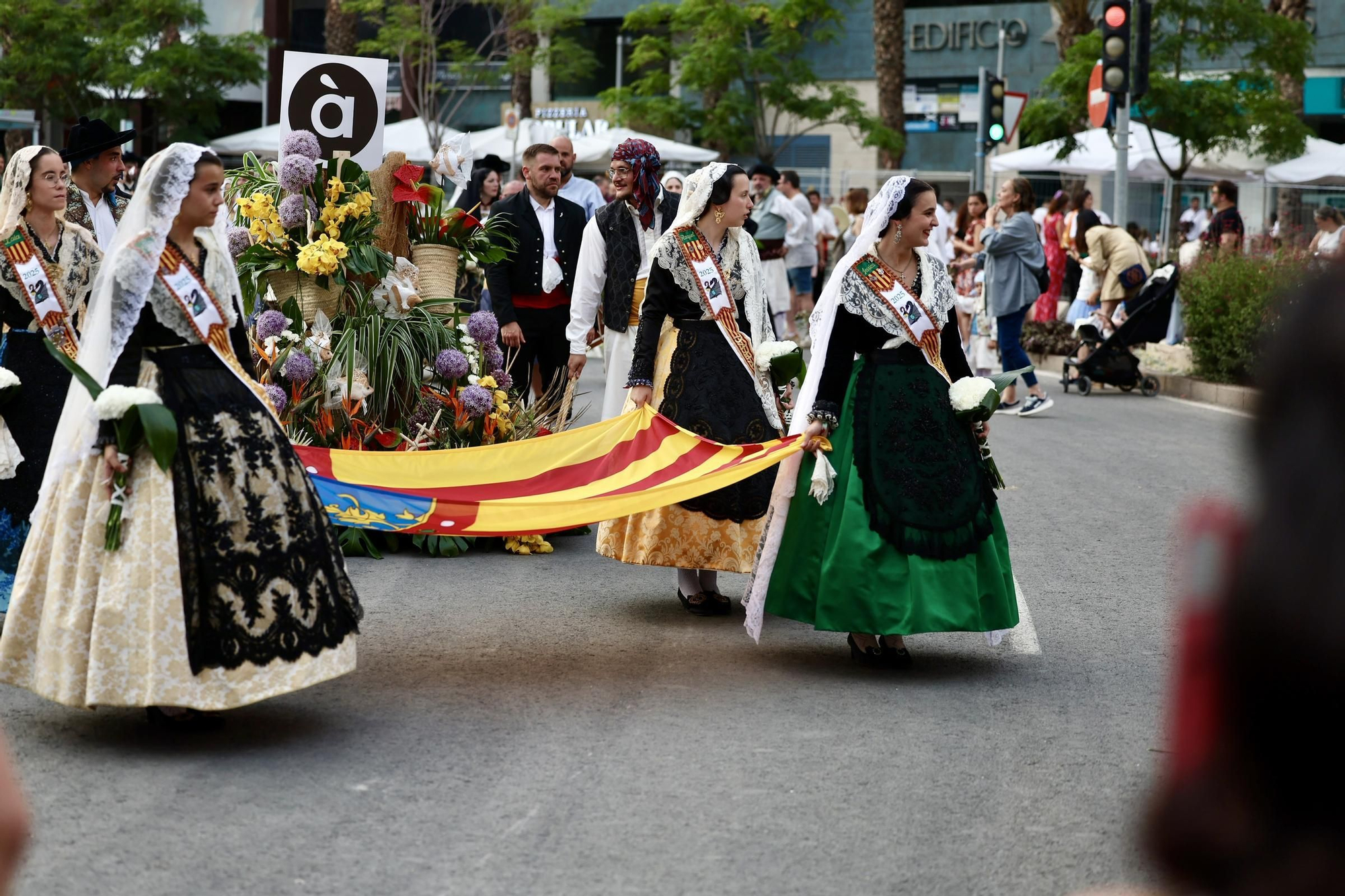 Primera jornada de Ofrenda de las Hogueras de Alicante