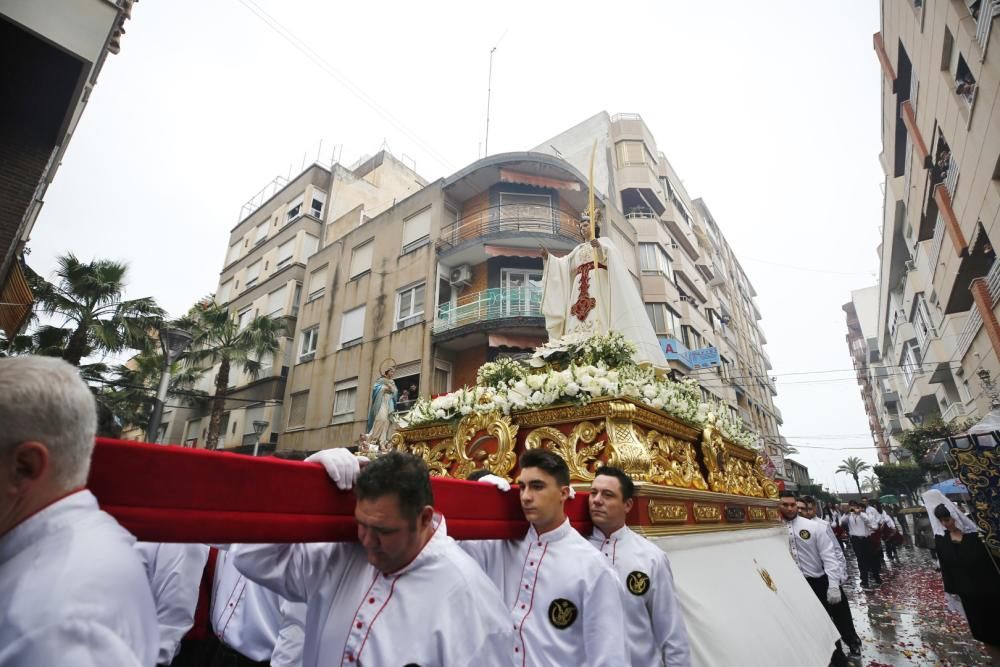 Pese a la fina lluvia que caía a primera hora de la mañana la procesión de Domingo de Resurección pudo celebrar el tradicional Encuentro en las cuatro esquinas