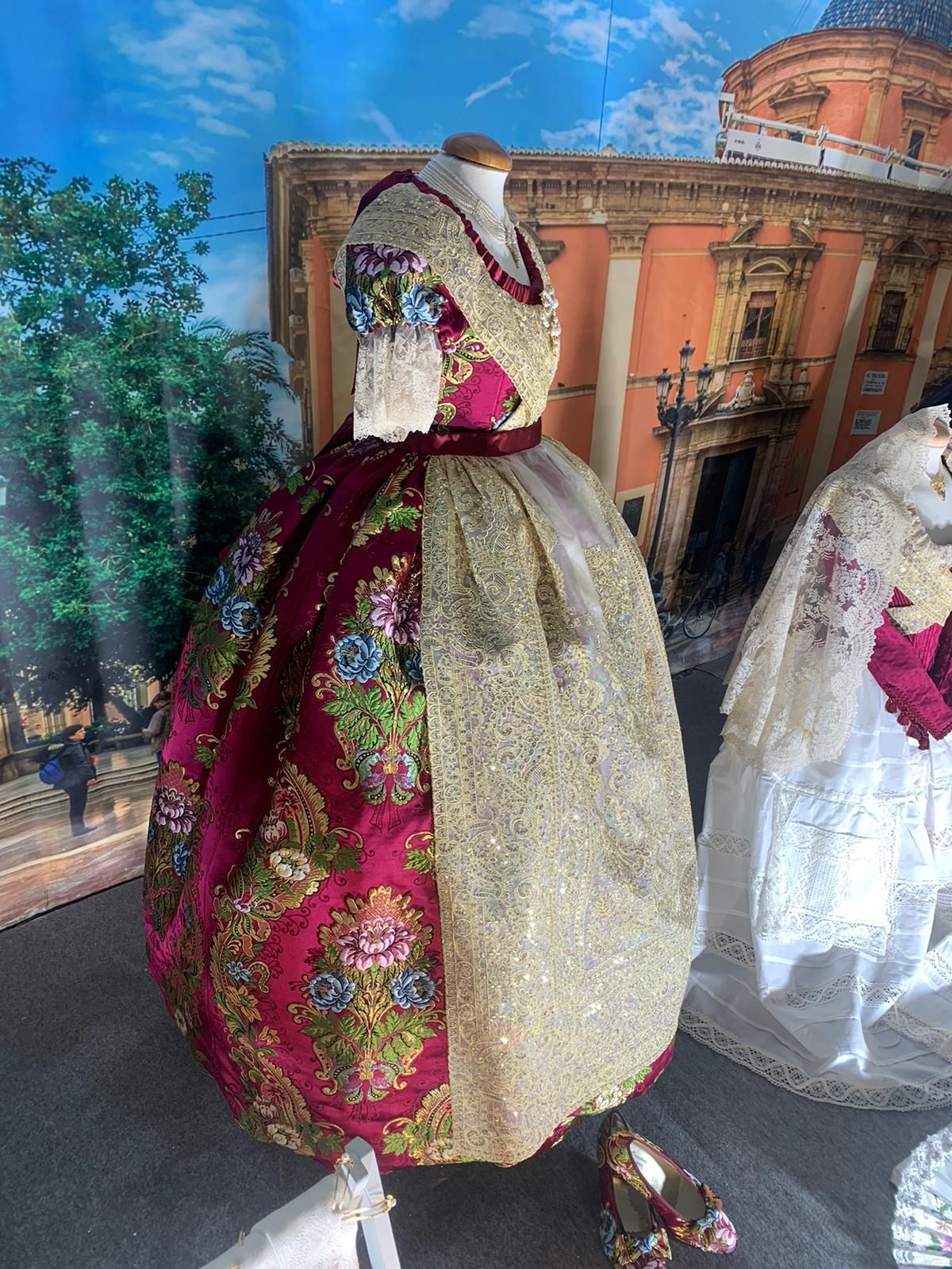 Una costumbre que pervive: exposicón de trajes Fallas 2022 en el Barrio Beteró