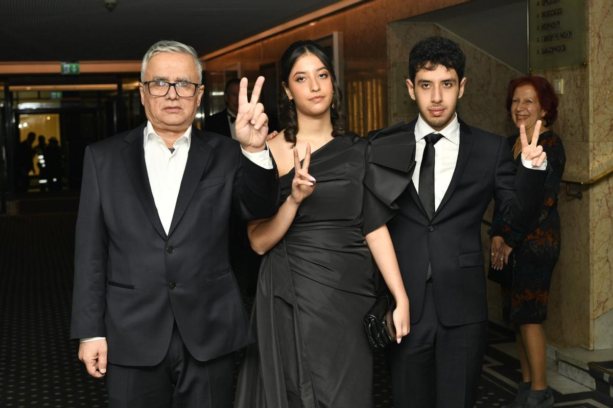 Kiana y Ali Rahmani, hijos gemelos de 17 años de activista iraní Narges Mohammadi en la ceremonia del Nobel de la Paz en el Ayuntamiento de Oslo donde leyeron el discurso de su madre encarcelada por propaganda contra el Estado. Su marido, Taghi Rahmani, inaugura hoy el Festival de Derechos Humanos de Barcelona.