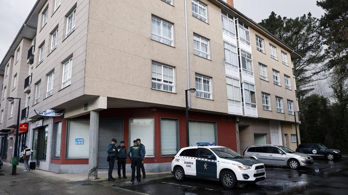 Agentes de la Guardia Civil en la calle Castaños de Sigüeiro, donde aparecieron los cuerpos