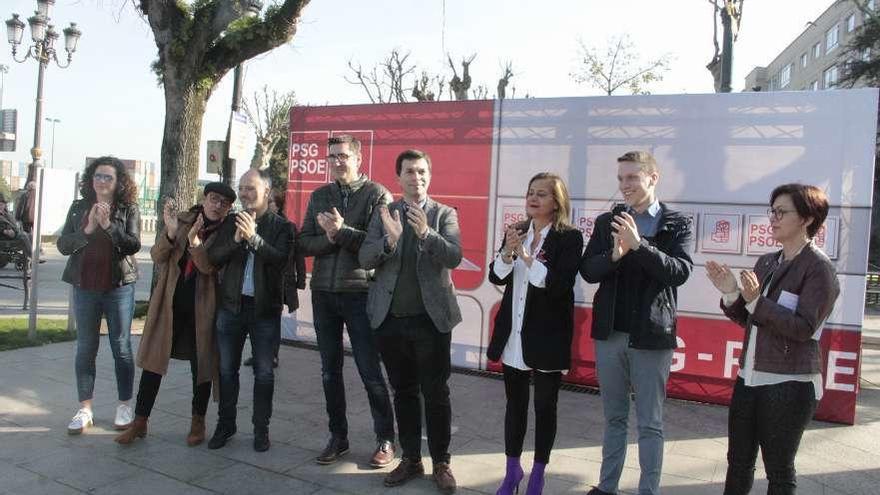 Manuel Pazos, cuarto por la derecha, junto a David Regades, Gonzalo Caballero y Carmela Silva. // S Álvarez