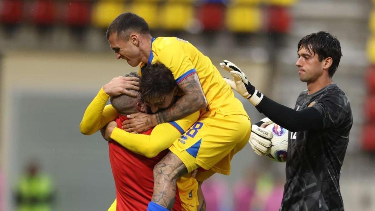 Iker Álvarez, a la derecha de la imagen, en la celebración de uno de los goles de Andorra ante Liechtenstein.