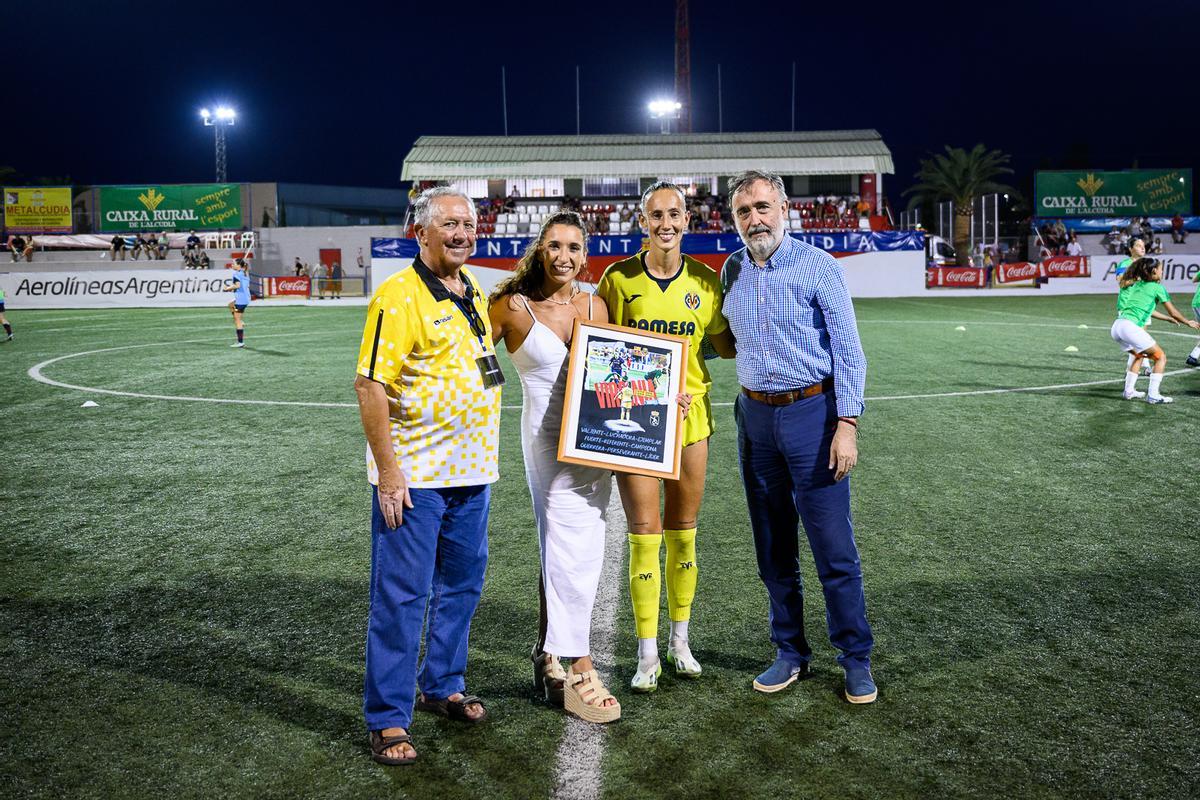 Tras finalizar el encuentro, se organizó un homenaje a Virginia Torrecilla, que vuelve a jugar tras superar un tumor cerebral detectado en 2019.