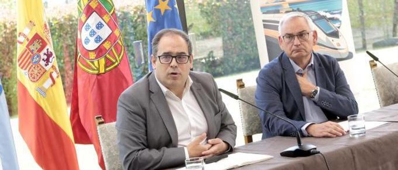 Sebastián Ruiz con el comisionado del Corredor del Mediterráneo, Vicent Boira. |   // FDV