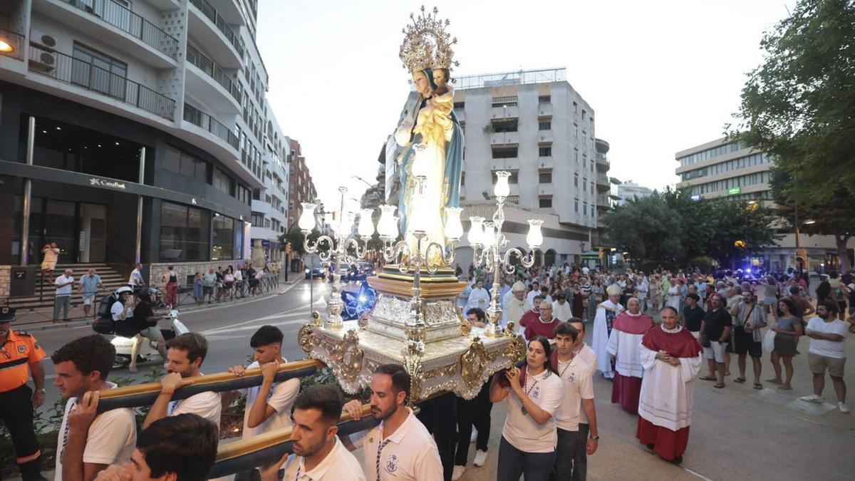 La procesión con la imagen peregrina de la Virgen de las Nieves en Ibiza.