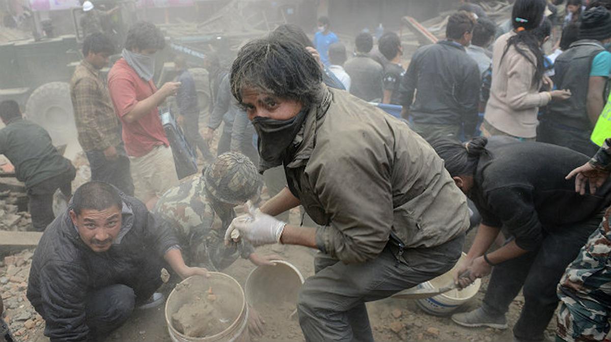 Les víctimes mortals es compten per centenars, després del terratrèmol del Nepal.