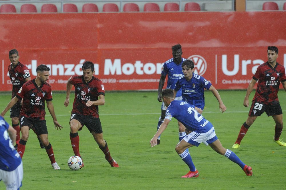 El partido entre el Mirandés y el Real Oviedo, en imágenes