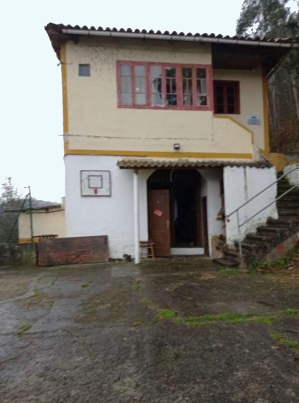 Fachada de acceso a centro social de San Fructuoso.