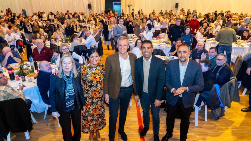 Alfonso Rueda y Luis López, con Nidia Arévalo y Ana Pastor, ayer, en la cena navideña del PP de Mos. | FdV