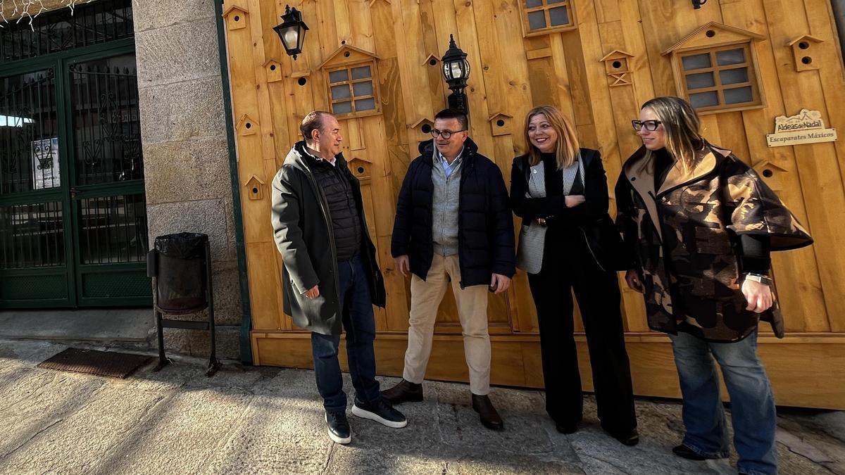 El regidor Xosé Crespo, izquierda, con el conselleiro José González y las edilas Carmen Fernández y Beatriz Canda