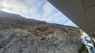 Un desprendimiento de rocas obliga a evacuar varios apartamentos en Mogán