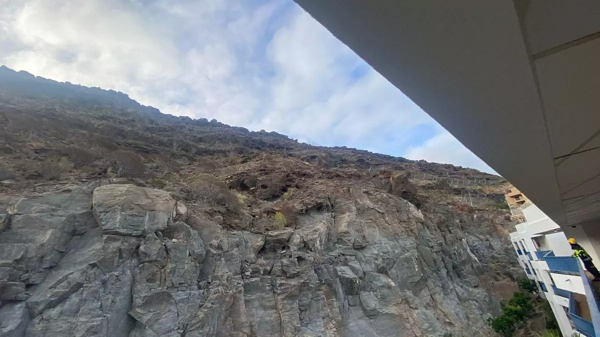 Un desprendimiento de rocas obliga a evacuar varios apartamentos en Mogán