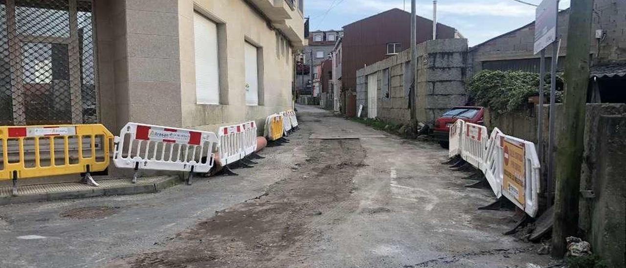 La calle Carballeira, donde se afrontan obras de reposión de servicios y de la capa de aglomerado asfáltico. // Muñiz