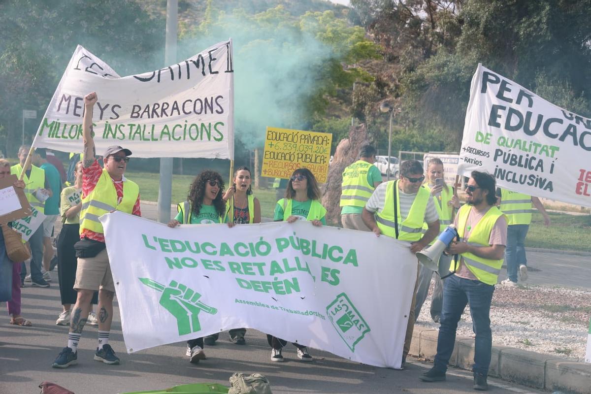 Huelga de docentes en Alicante: la manifestación llega a la Avenida de Dénia