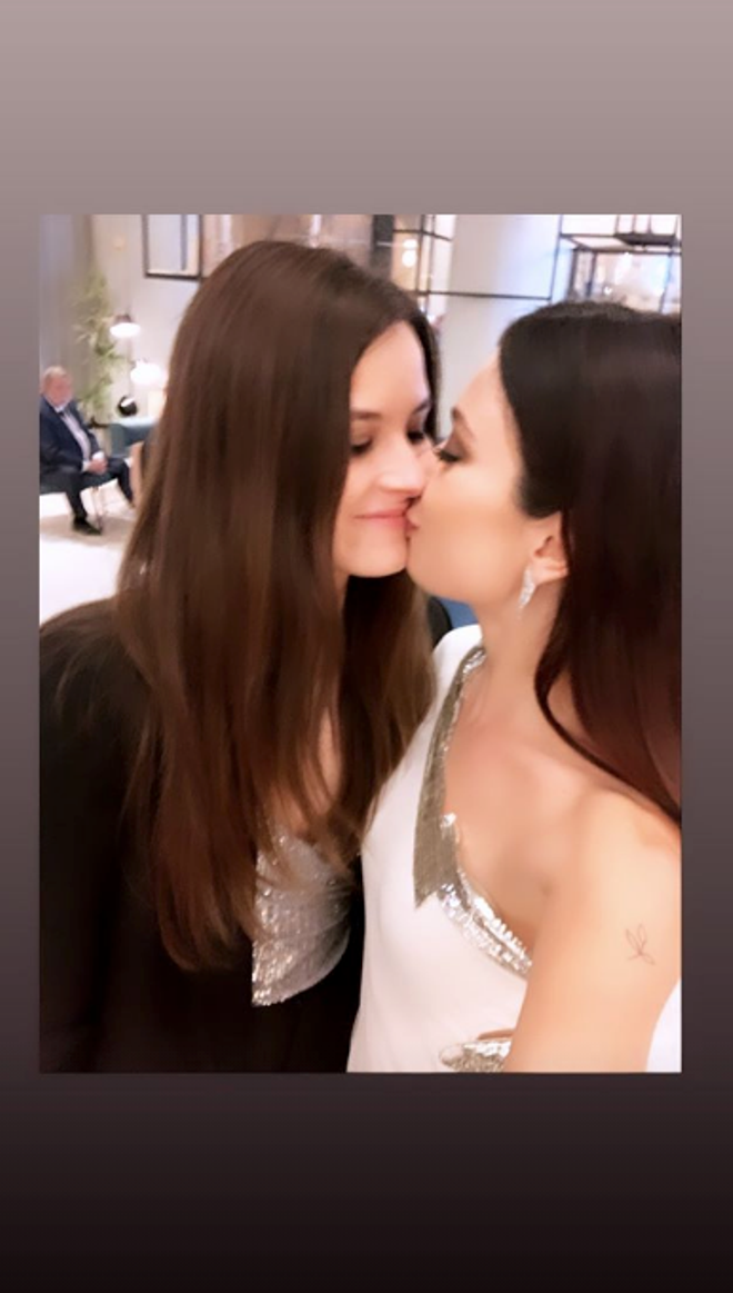 Anna Castillo se besa con su novia, Lara Blanco