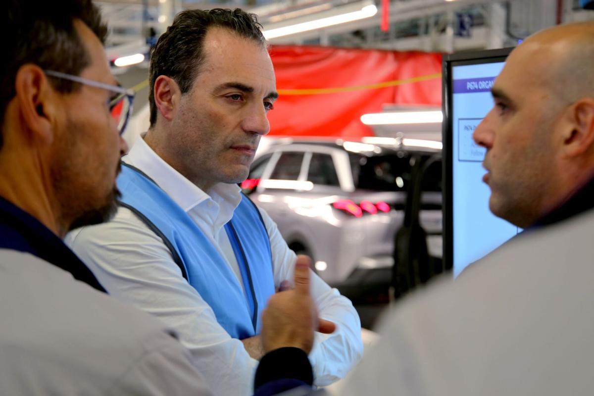 El consejero delegado de Stellantis, Antonio Filosa , en el centro, en una de las factorías del grupo.