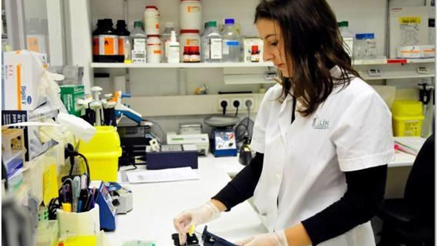 Una doctora treballant en el projecte de recerca.