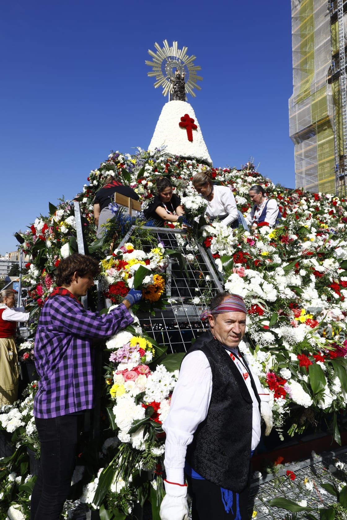 En imágenes | Zaragoza vive su día grande con la Ofrenda de Flores a la Virgen del Pilar