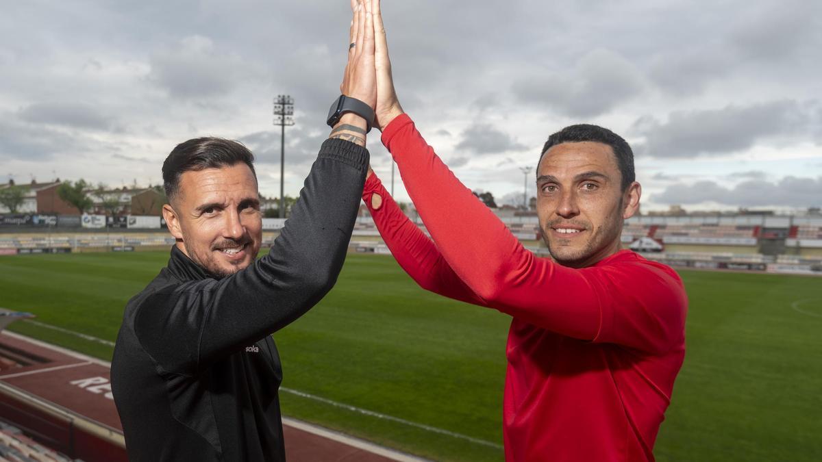 El entrenador del Reus FC Reddis, Marc Carrasco, y Ramon Folch, uno de los capitanes en el Estadi Municipal de Reus