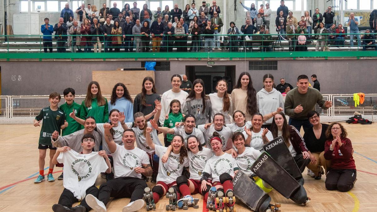 El Marineda celebra el ascenso a OK Liga con sus seguidores y algunas jugadoras de categorías inferiores de otros clubes..