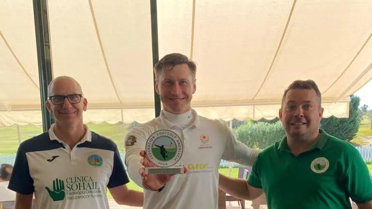 Sergii Simonenko con el trofeo de campeón de Andalucía de footgolf 2021