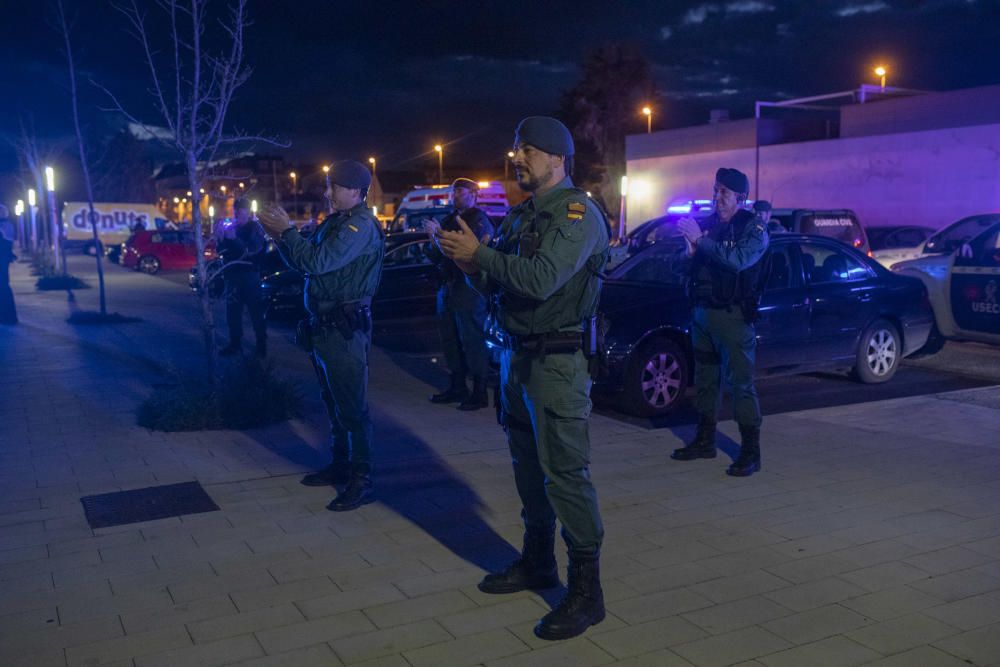 Homenaje de los cuerpos de seguridad a los sanitar