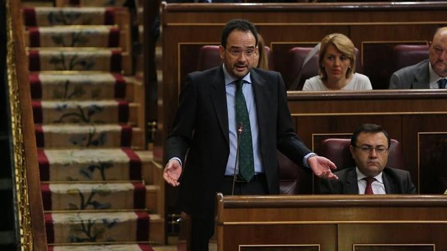 Heredia, junto al exportavoz del PSOE, Antonio Hernando, en el Congreso.