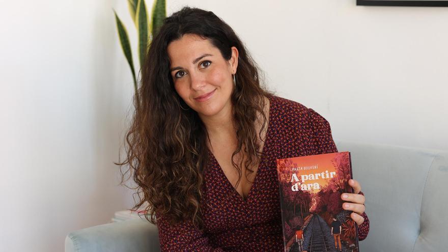 Marta Bellvehí amb un exemplar del seu llibre.