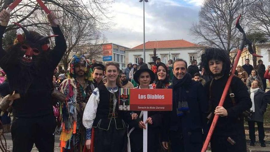 Los Diablos de Sarracín de Aliste posan junto a José Luis Prieto Calderón, ayer en Braganza.