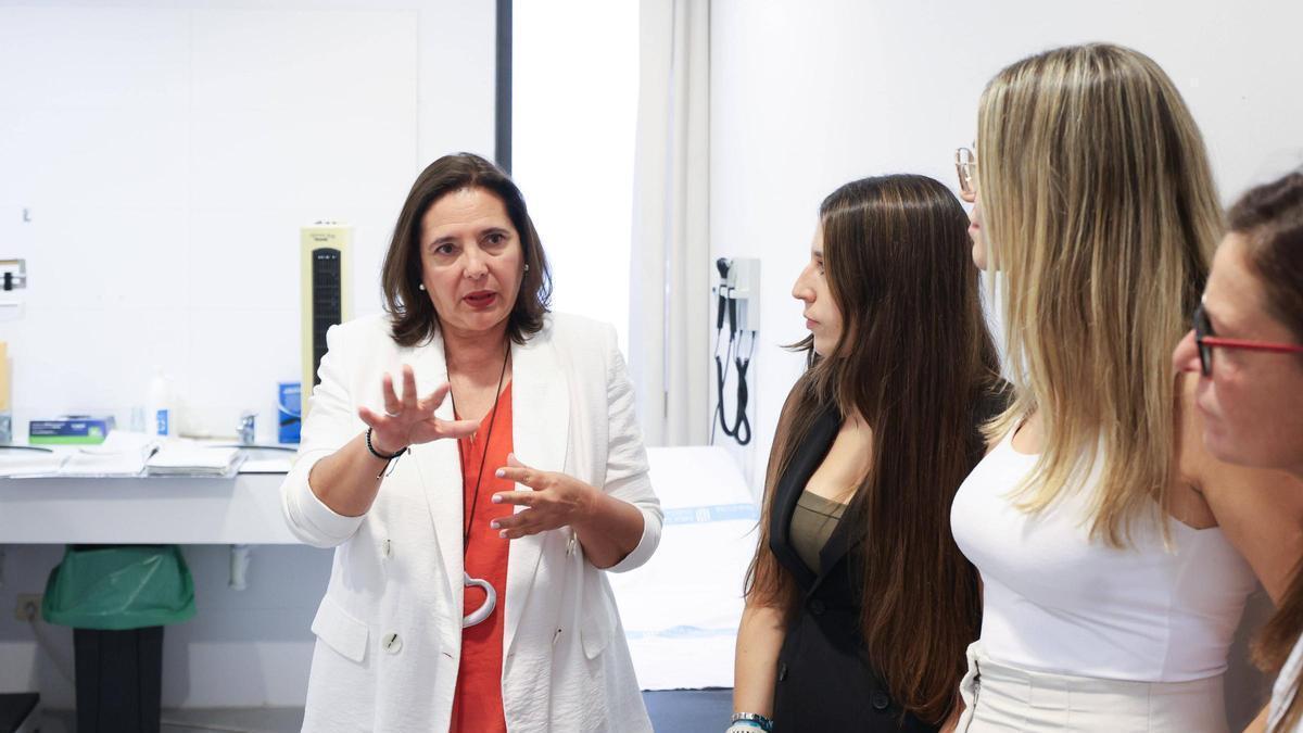 Manuela García (consellera balear de Salut) dialoga con varias de las psicólogas de Atención Primaria de Ibiza.