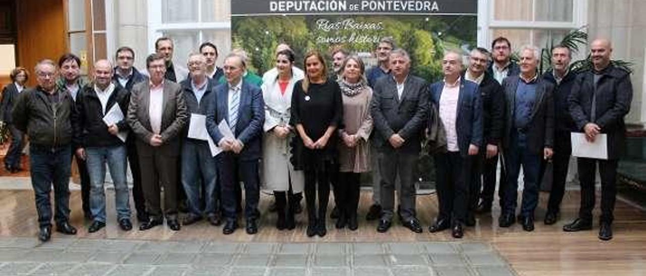 Los alcaldes y Carmela Silva, tras la firma de ayer. // Cedida