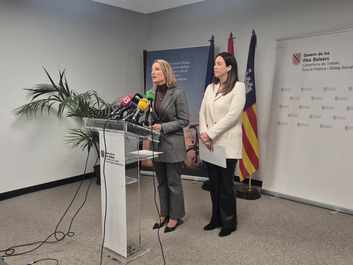 Catalina Cabrer y Margalida Darder, este lunes durante la presentación del 'cheque canguro' en la Conselleria de Trabajo.