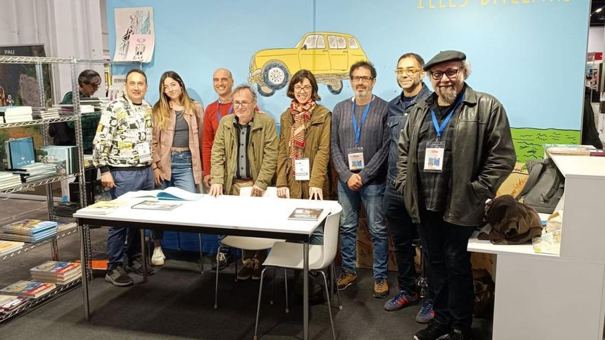 Joan Moreno, tercero por la derecha, junto al resto de dibujantes de Mallorca en el salón del cómic.