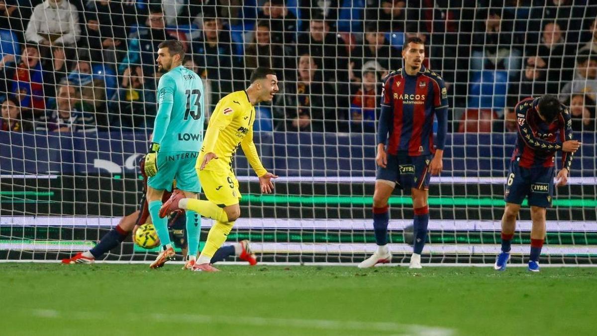Mikautadze celebra su gol ante el Levante.