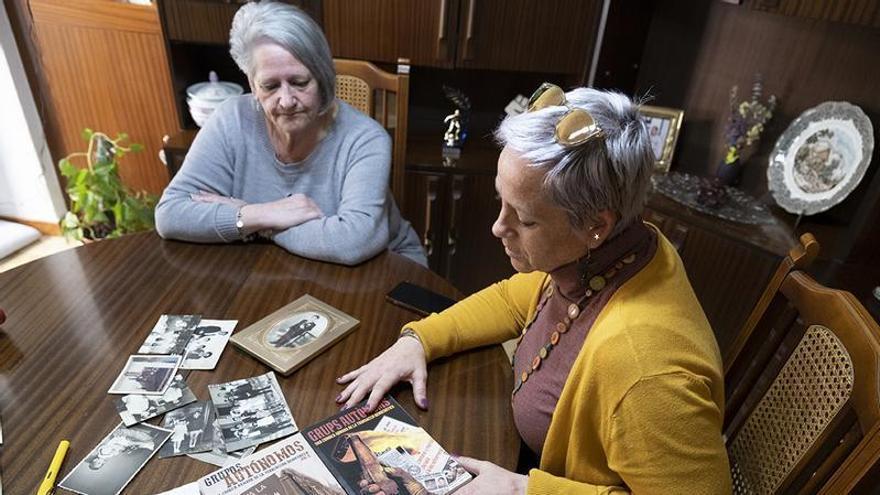 Maria Rueda i la seva filla Jèssica Parra amb fotografies i els llibres de Joni D