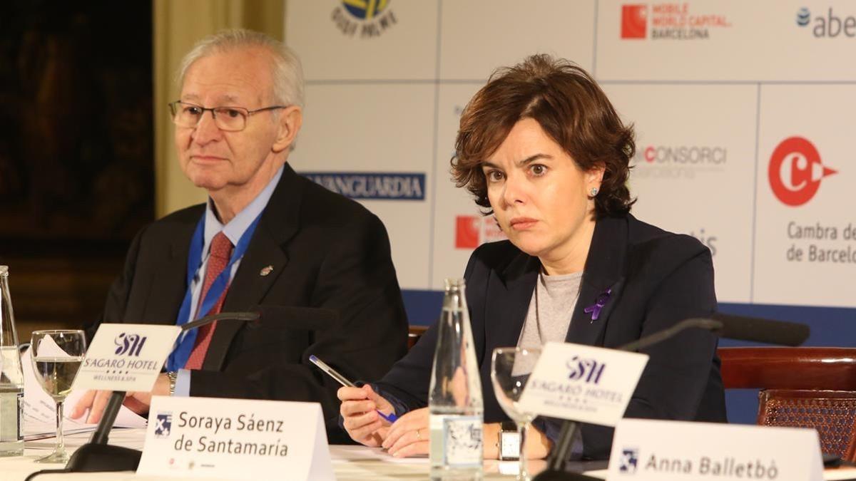 La vicepresidenta del Gobierno, Soraya Sáenz de Santamaría, junto al presidente de la Cámara de Comercio de Barcelona, Miquel Valls, en S'Agaró.