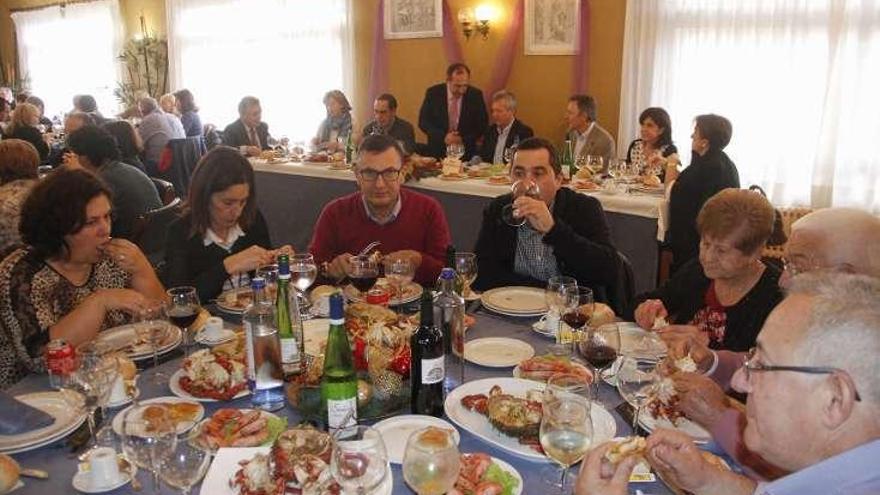 Más de un centenar de militantes compartieron comida, ayer. // S.Á.