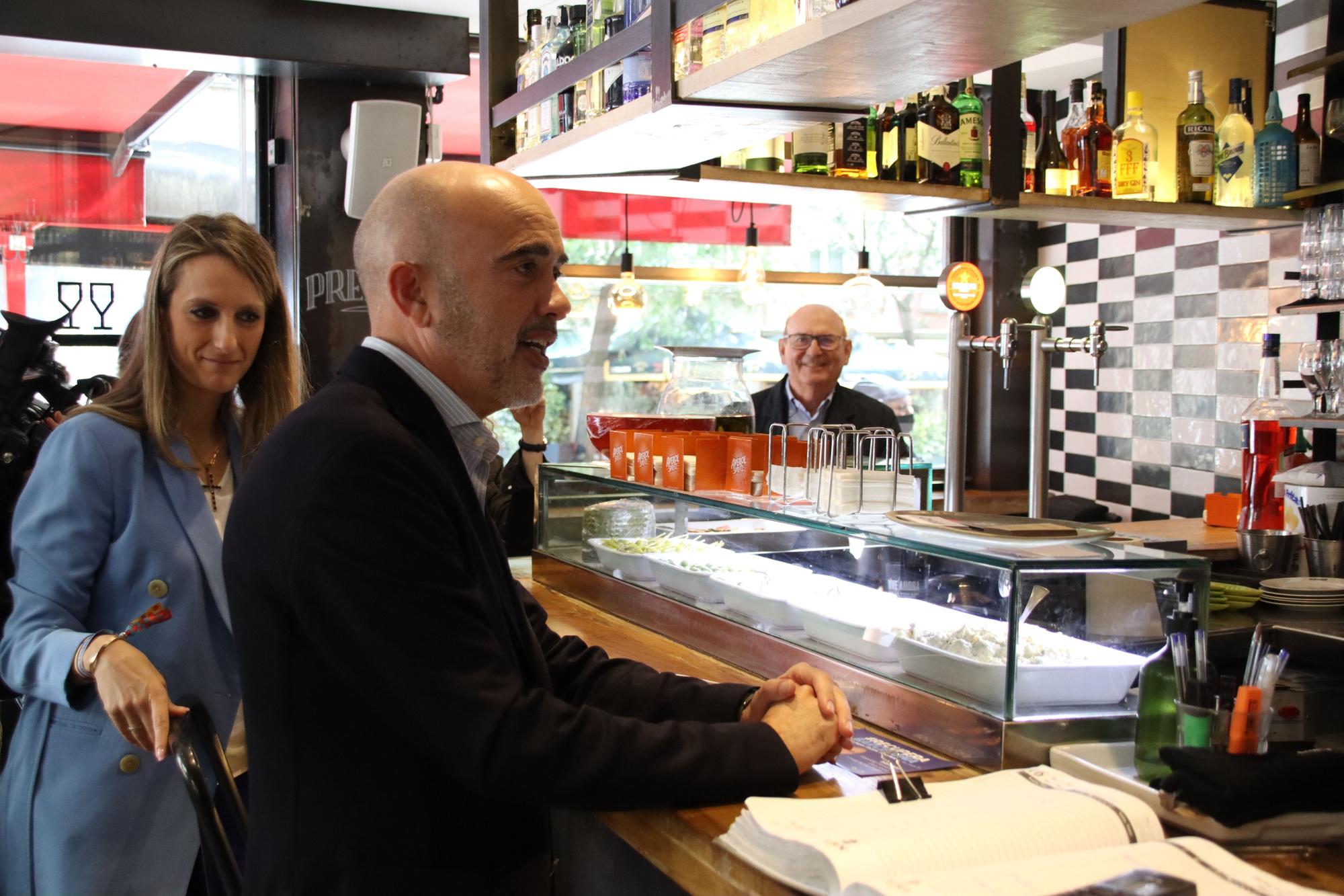 El candidat del PP a l'Ajuntament de Barcelona, Daniel Sirera, en un bar de la ciutat.