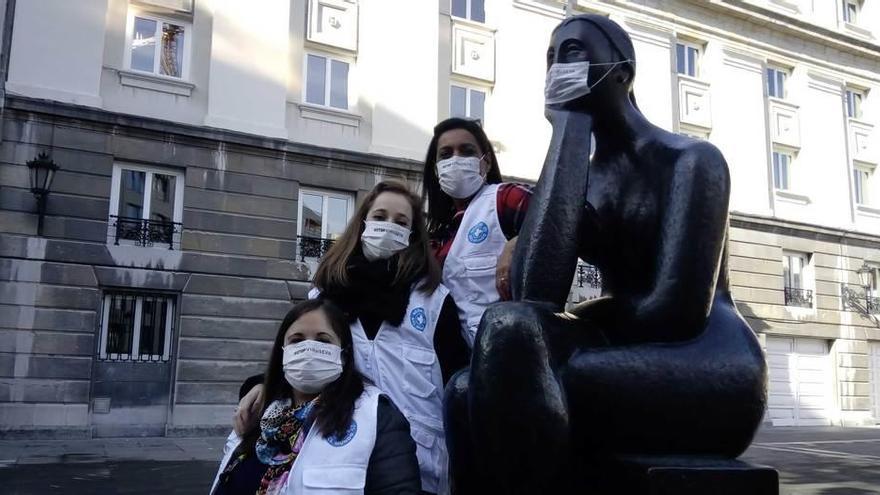 Estatuas con mascarilla para concienciar sobre las enfermedades de las mujeres