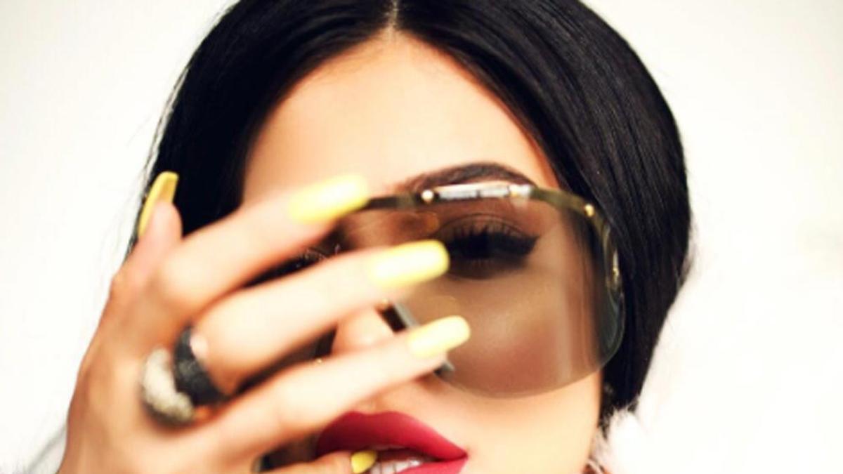 Kylie Jenner se viste para promocionar los cosméticos de su colección