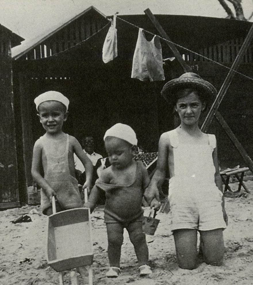 Imagen tomada en los años 40 en las casetas de la playa de Castelló.