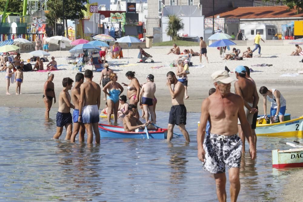 El termómetro de Plaza América, todo el día al sol, llegó a marcar los 43º - Playa y helados, la receta preferida para huir de las altas temperaturas.