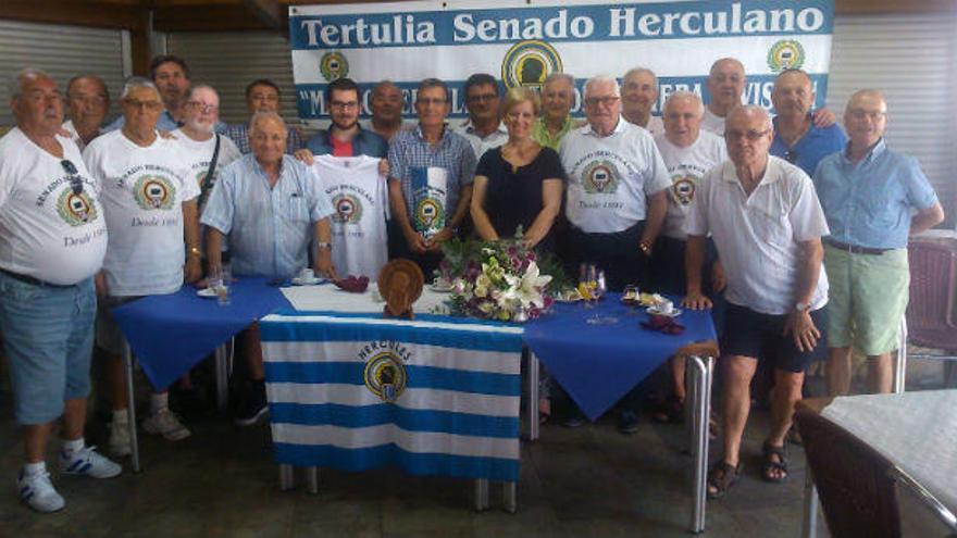 Manolo González, junto a su hijo y su mujer, durante el homenaje del «Senado Herculano»